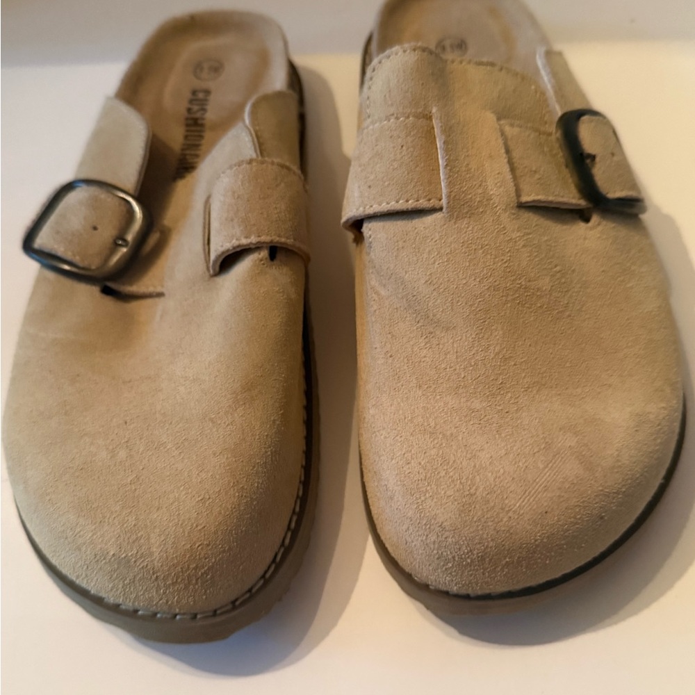 Cushionaire Beige Suede Slip-On Clogs with Buckle Women’s 9.5 WIDE NEW
